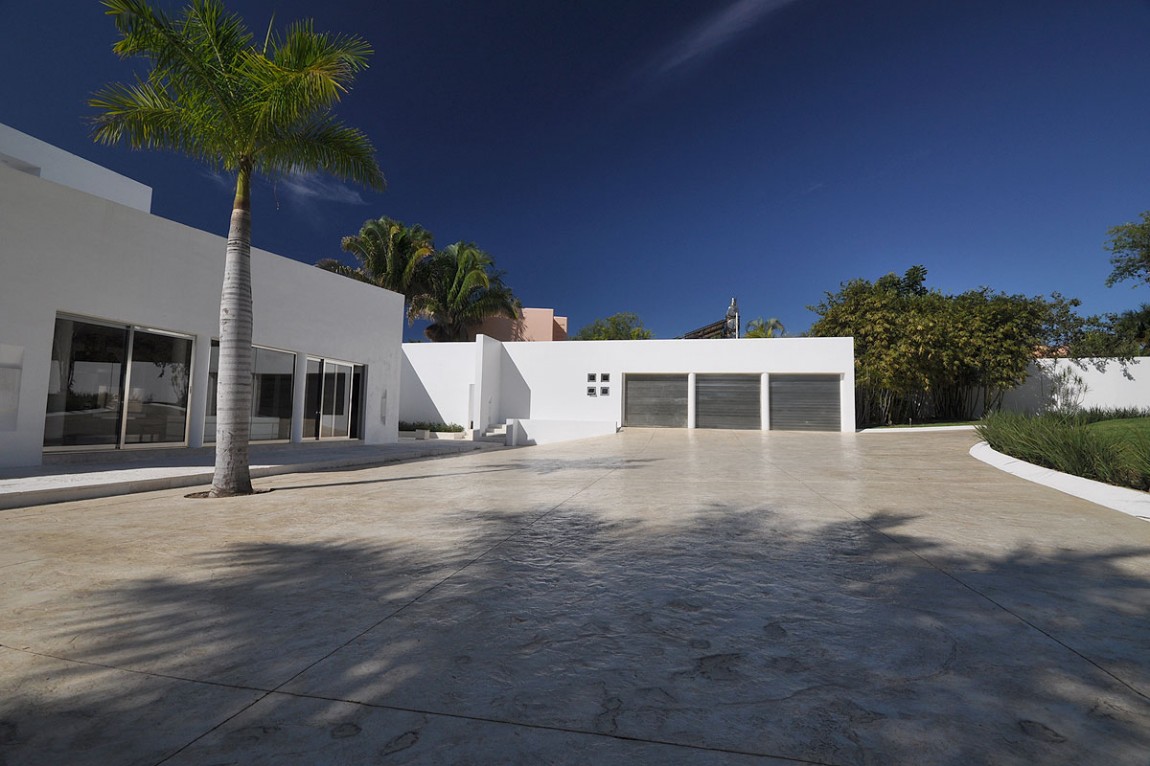 Casa China With Astonishing Casa China Blanca Concrete With Concrete Pathways And Rectangular White House Also Transparent Glass Window Installation And Palm Tree Decoration Luxury Modern Villas With White Color Design Ideas