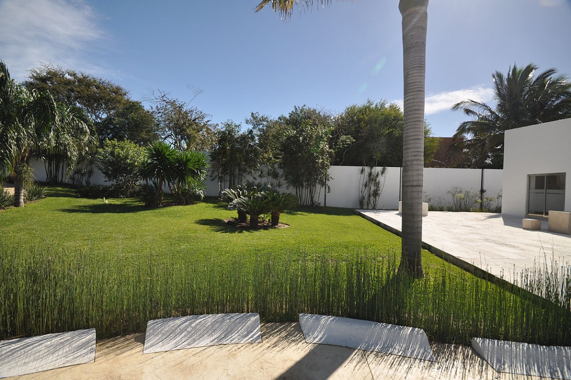 Casa China Trapezoid Bewitching Casa China Blanca With Trapezoid Block At The Edge Of Concrete Pathways Also Green Grass Field With Palm Tree Decoration Luxury Modern Villas With White Color Design Ideas