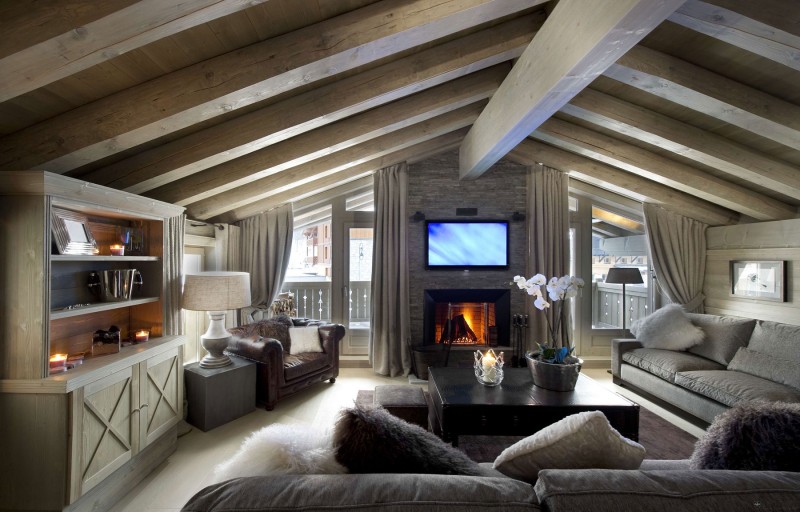Family Room With Cozy Family Room Decor Idea With Fabric Sofa And Darkwood Coffee Table Below The Beams Ceiling Chalet White Pearl Decoration  Casual Home Design With Cozy Room Atmosphere 