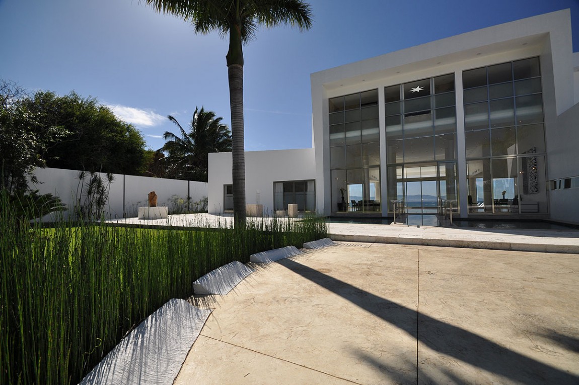 Casa China Square Elegant Casa China Blanca With Square Concrete Pathways Also Trapezoid Block Pavement And Palm Tree Also Transparent Glass Window In Metal Framework Decoration Luxury Modern Villas With White Color Design Ideas
