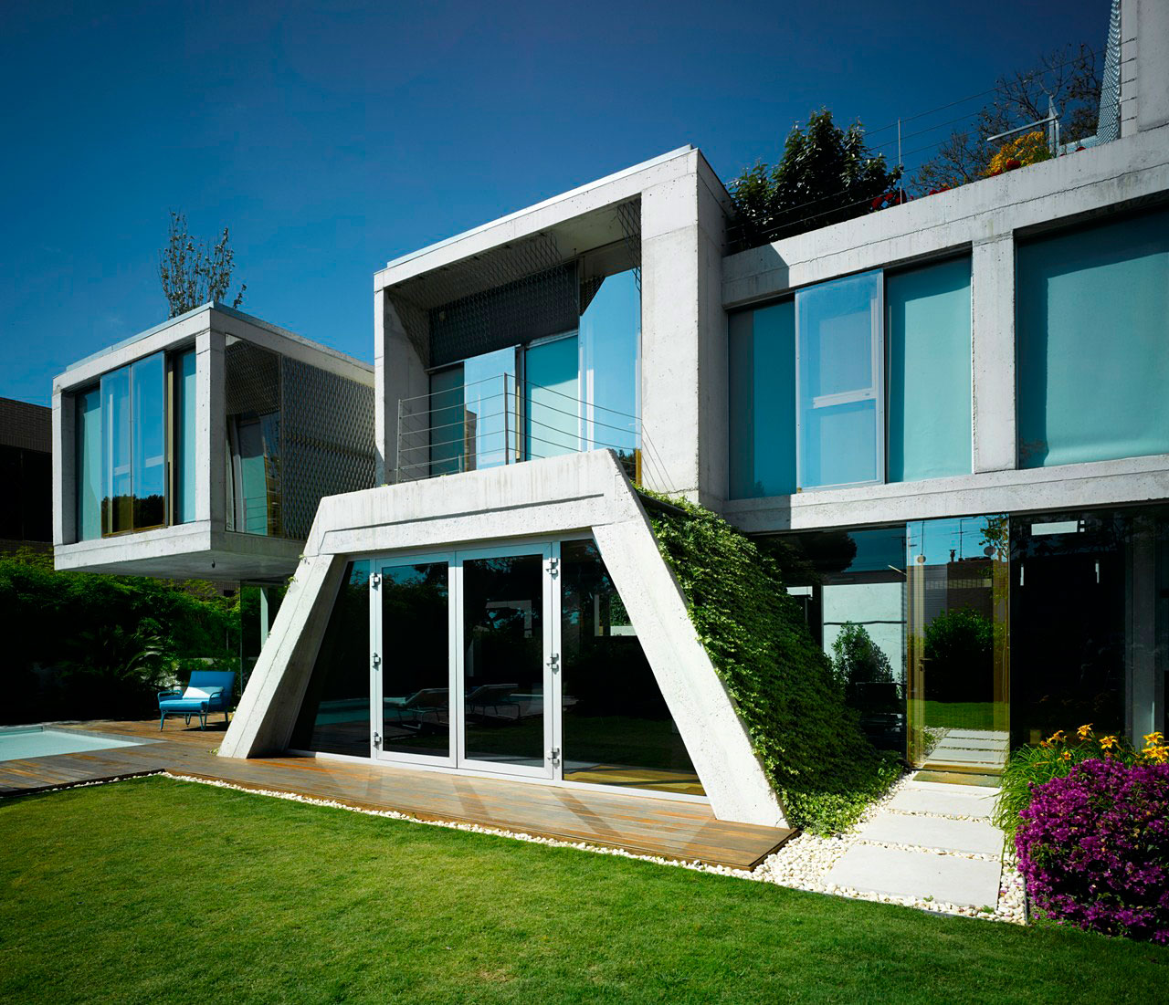 House Design Banon Enchanting House Design Of Garden Banon House With White Wall Which Is Made From Concrete And Blue Colored Glass Panel Windows Architecture  Perfect Modern House Design With Spacious And Pretty Garden 
