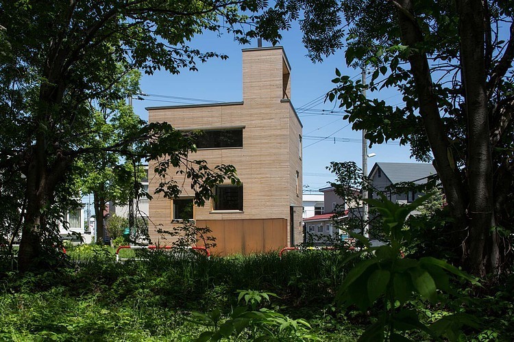 Vegetations At Floor Lush Vegetations At Outside The Floor Floor House Akasaka Shinichiro Atelier View From Back Displayed Wood Fence Decoration  Small House Design In Japan With Perfect Limited Furnishing 