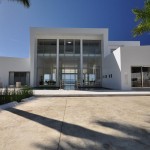 Casa China Transparent Marvelous Casa China Blanca With Transparent Glass Window In Metal Framework Also Palm Trees And Concrete Pathways With Trapezoid Block Pavement Decoration Luxury Modern Villas With White Color Design Ideas