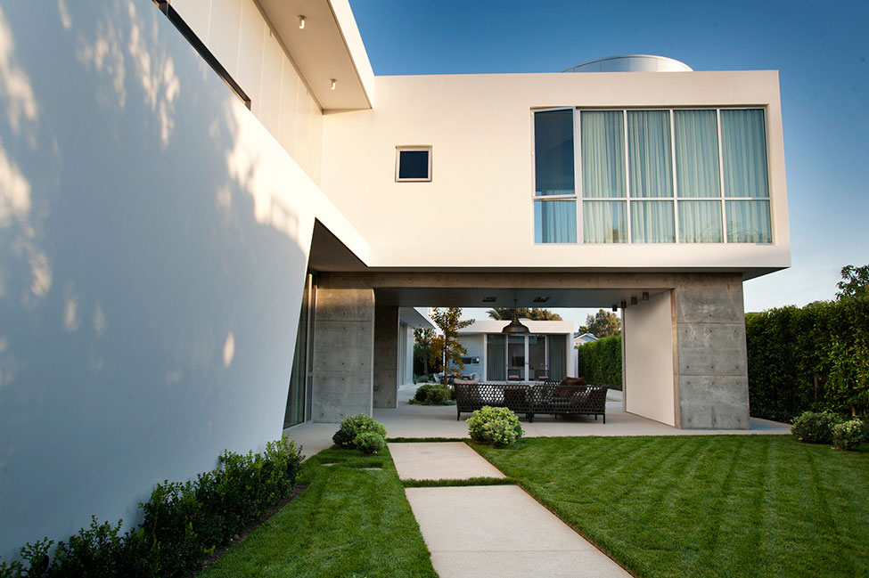 And Fascinating Displaying Nice And Fascinating Exterior Details Displaying Awesome Grassy Spot Cut By An Appealing Alley With Some Architectural Plants On The Spot Adjacent To The Wall Decoration  Decorating Minimalist Mansion In Rural Area Of California 