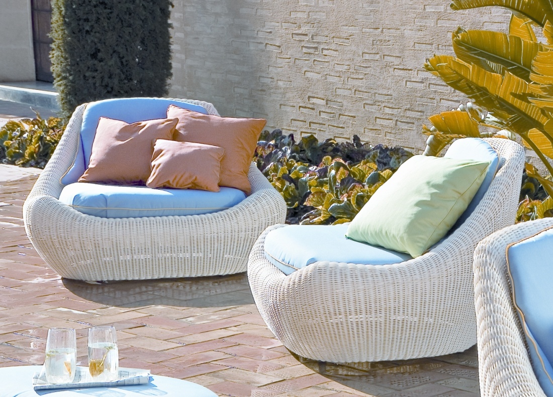Luxury Outdoor In Pretty Luxury Outdoor Furniture Seating In Compact Garden With Brick Pattern Floor Furniture Luxury Outdoor Furniture With Modern And Modular Designs
