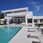 Casa China Blue Stunning Casa China Blanca With Blue Swimming Pool And White Wooden Longue Chairs Also White Longue Bed With Rectangular White Patio Luxury Modern Villas With White Color Design Ideas