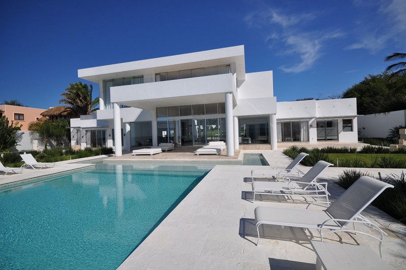 Casa China Blue Stunning Casa China Blanca With Blue Swimming Pool And White Wooden Longue Chairs Also White Longue Bed With Rectangular White Patio Decoration Luxury Modern Villas With White Color Design Ideas