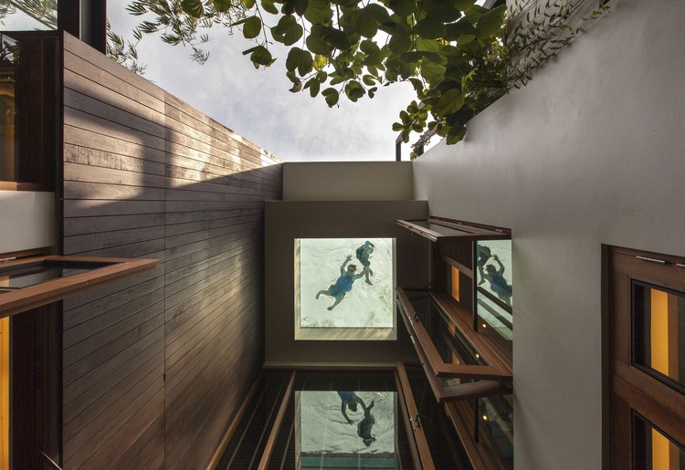 Transparency Installed Road Uncommon Transparency Installed On Merryn Road House Aamer Architects Terrace Ceiling Displaying Pool Exterior  Impressive Compact House Covered With Green Plants Exterior 