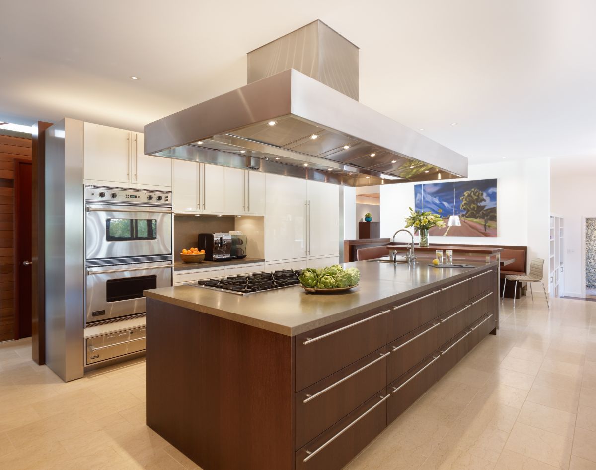 Kitchen Design In Astounding Kitchen Design With Island In Brown Color And White Cupboard Completed With Range And Sink Plus Furnished With Ovens Kitchen Kitchen Designs With Islands: Modern Kitchen Setting