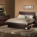 Wooden Platform Queen Captivating Wooden Platform Drawers Of Queen Bedroom Sets Furnished With Night Lamp On Nightstand And Completed With Mirror On Vanity Bedroom Queen Bedroom Sets For The Modern Style