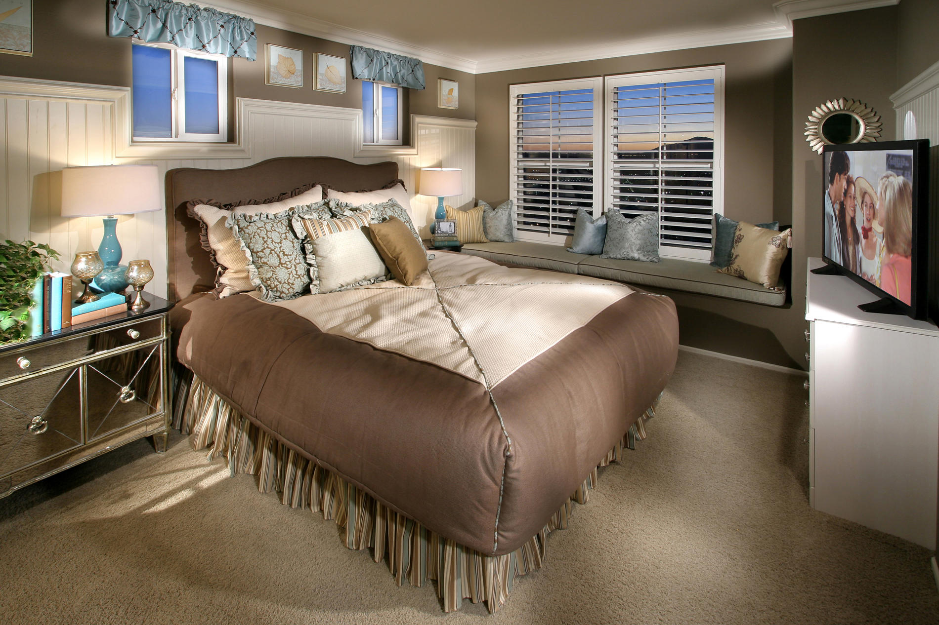 Window Used Calm Casual Window Used Blinds And Calm Wall Paint Inside Small Master Bedroom Ideas With Double Bed Plus Soft Pillows And Warm Blanket Bedroom Small Master Bedroom Ideas For The Better Bedroom Condition