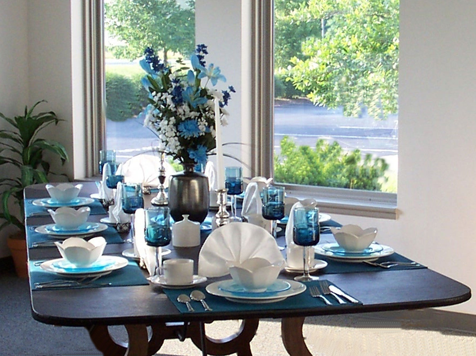 Flower Centerpiece Blue Cool Flower Centerpiece Mixed With Blue Dining Room Table Pads And Pretty Crockeries Decoration Dining Room 10 Stylish Dining Table Pads For Your Ultra Home Appearance