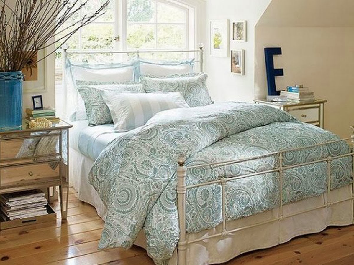 Beach Themed Or Nice Beach Themed Bedding Set Or Hardwood Floor Design And Mirrored Bedside Cabinet In Vintage Bedroom Idea Bedroom  Matching The Vintage Bedroom Ideas 