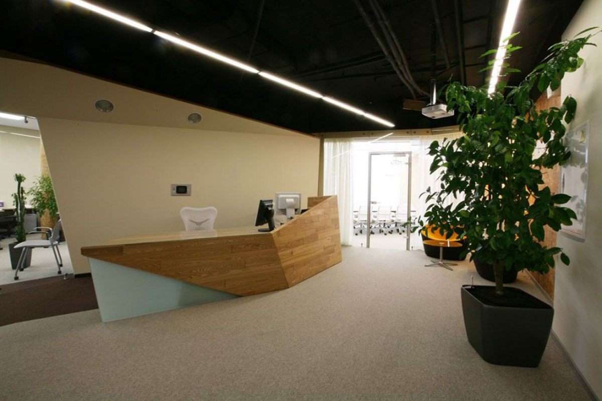 Modern Office Unique Prepossessing Modern Office Design With Unique Desk And Big Potted Plant Enlightened By Lamp Office Modern Office Design Inspirations For Stylish Workspace