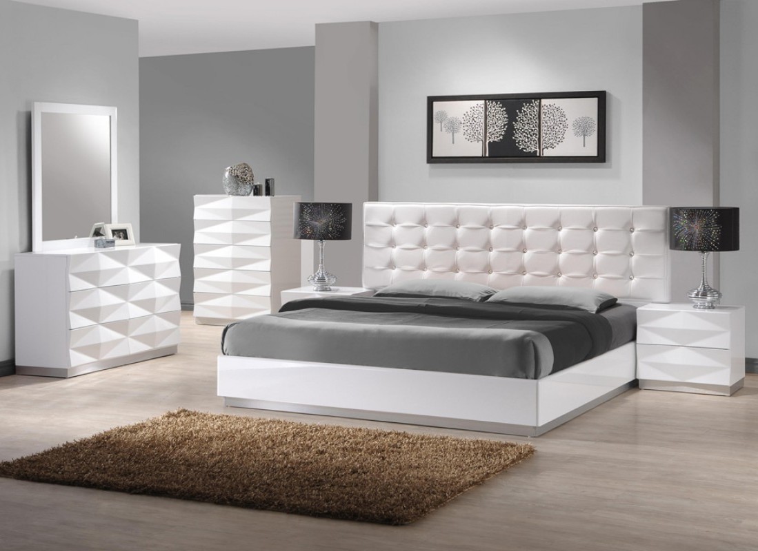 King Size And Sleek King Size Bedroom Set And Black Table Lamp Design Also Modern Area Rug Feat White Dresser Idea Bedroom 10 Mesmerizing King Size Bedroom Sets That Make You Lazy To Get Up