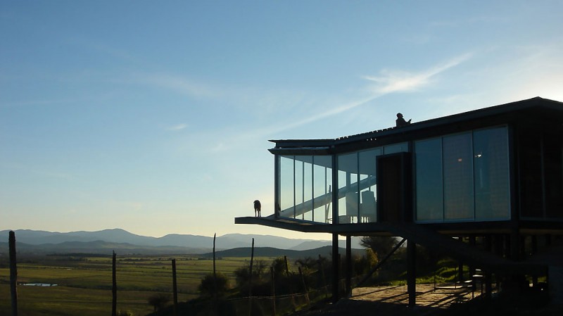 Side View Kiltro Amazing Side View Of The Kiltro House With Suspended Architecture At The Sunny Evening Showing Beautiful View Of Open Field Exterior Beautiful Hillside Home With Striking Exterior Views